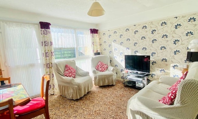 Great Yarmouth Ski Chalet | Quiet and Comfy 2 bedroom Holiday Chalet walk to beach, Norfolk family friendly