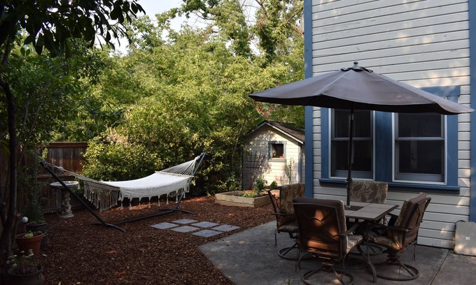 Siskiyou-Hargadine Historic District House | Quiet and peaceful cottage close to downtown
