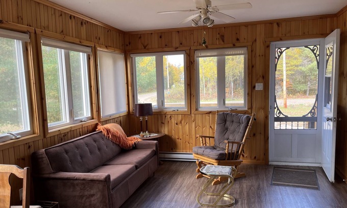 L'lle-du-Grand-Calumet House | Quiet bungalow short walk to the beach