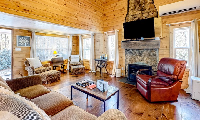 Lakemont Cabin | Quiet cabin near Lake Rabun with vaulted ceilings, firepit, and washer/dryer