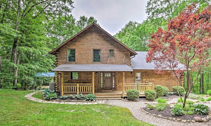 Carbon Hill Cabin | Quiet Cabin w/ Hot Tub ~ 15 Mi to State Parks!