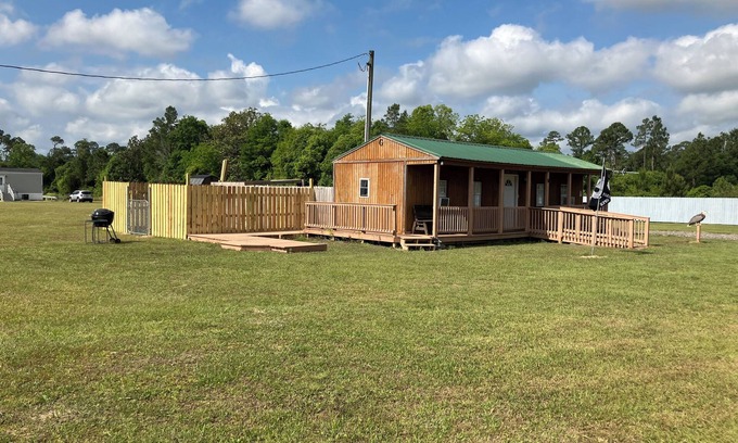 Elberta Cabin | Quiet Cabin with Owa theme park, shopping, dining and the beach minutes away.