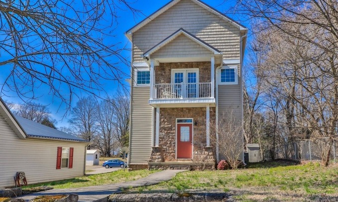 Jefferson City House | Quiet, Clean & Secure 5bd/5ba Skinny House, Every Room Has a Private Bathroom!