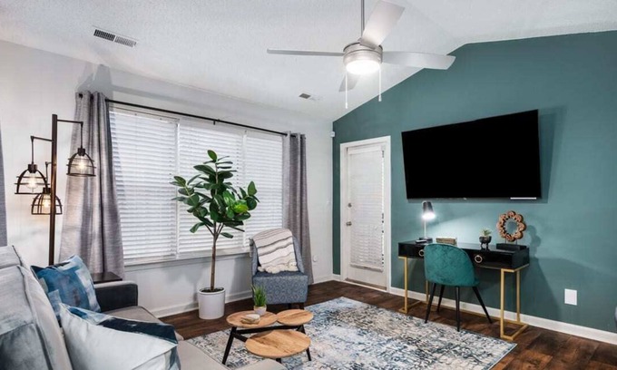 Meadowbrook Apartment | Quiet Community | Top Floor | Fast WiFi