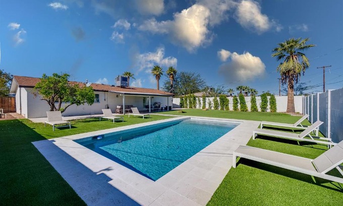 Melrose Village Villa | Quiet Contemporary Deluxe Estate 4BD/3BA: Old Town Scottsdale