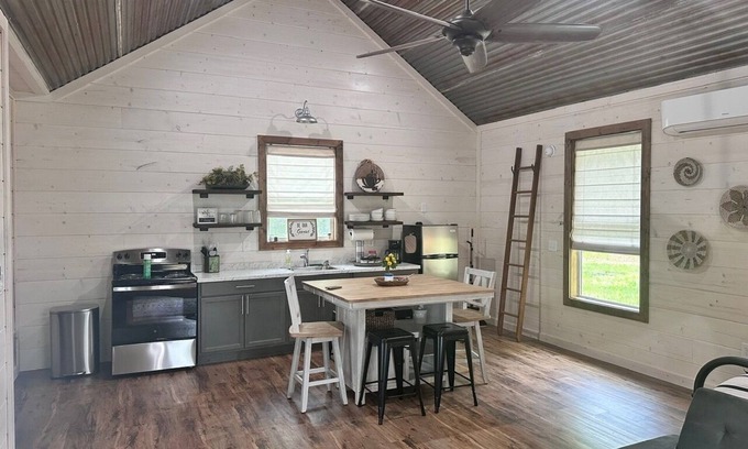 De Queen Cabin | Quiet Cozy Cabin on Little River.