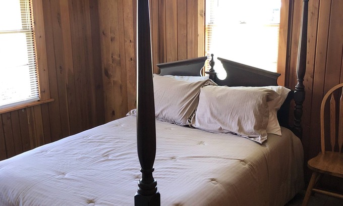 Albany House | Quiet Cute House in the Country