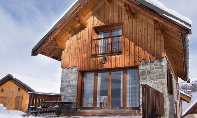 Valloire Ski Chalet | Quiet, detached chalet close to ski lifts