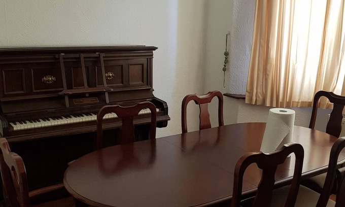 Luton House | Quiet escape is a 4 bedroom house that offers accommodations in Luton, just 26