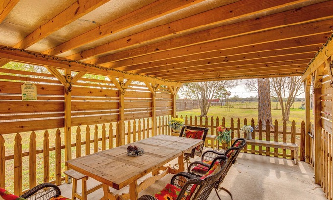 Corsicana House | Quiet Farmhouse Retreat in Corsicana