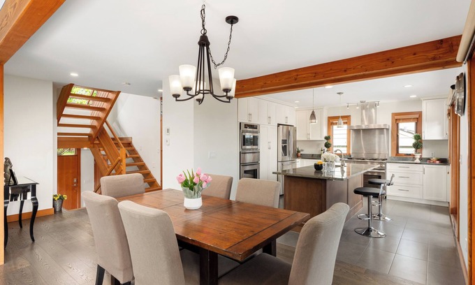 Dundarave House | Quiet Modern Dundadrave Oasis
