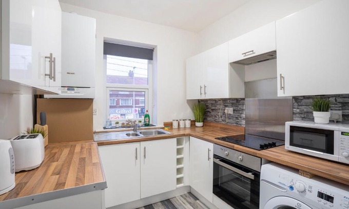 Bispham Apartment | Quiet Neighborhood-Free Parking