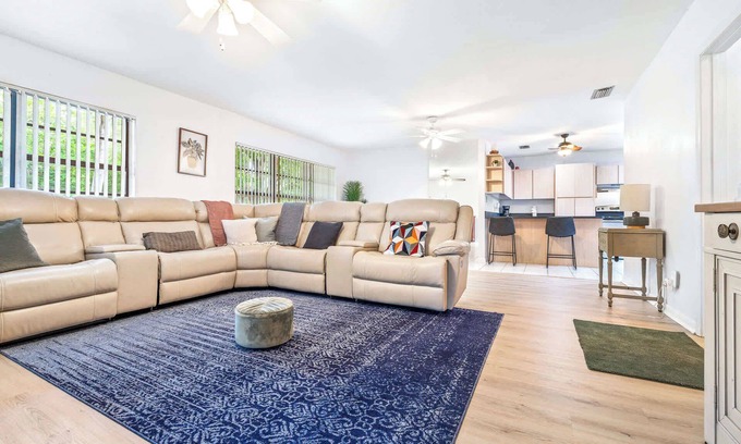 Carrollwood House | Quiet Oak Retreat – Serene 3 BDR