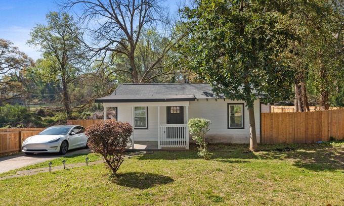 Sylvan Hills House | Quiet, Private, Convenient for Visiting Film Professionals