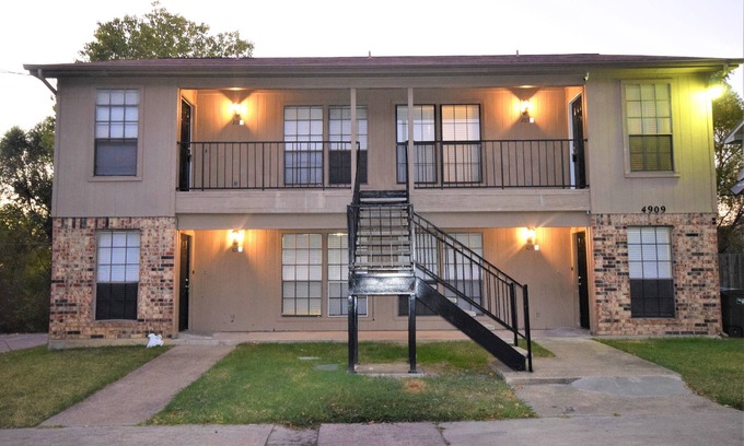 Fort Worth House | Quiet Private Suite in a Fourplex