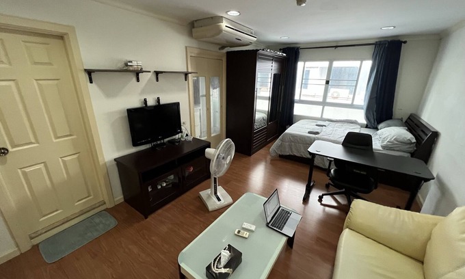Sukhumvit Apartment | Quiet resident in town. Supermarket N the malls just next door.