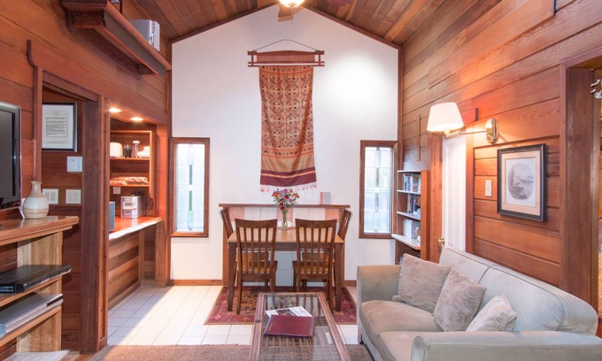 Mendocino House | Quiet Redwood living close to Mendocino Village