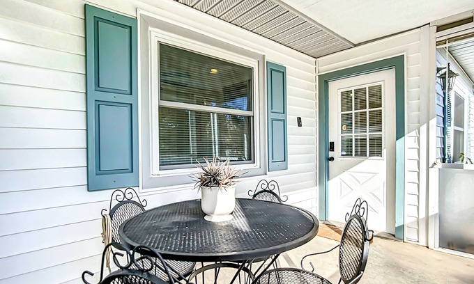 Bonita Springs House | Quiet Riverside Cottage in Downtown Bonita Springs
