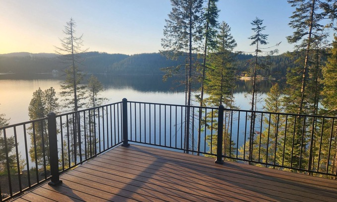 Coeur d'Alene Cottage | Quiet secluded Lake front Cabin on Lake Coeur D'Alene