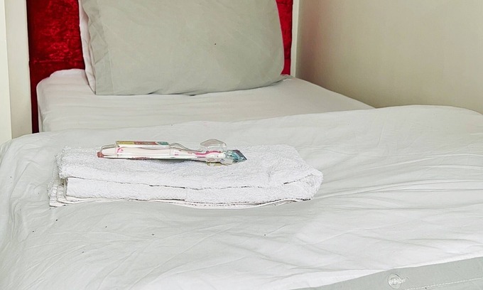 Wellingborough House | Quiet single bedroom with shared facilities