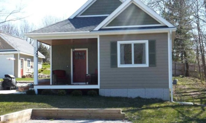 Frankfort Apartment | Quiet studio apartment in beautiful Frankfort Michigan