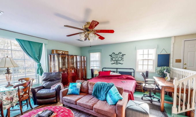 Fort Valley Cabin | Quiet Studio Backed by Woods, No Neighbors - Big Dog-Friendly Yard, Gas Grill