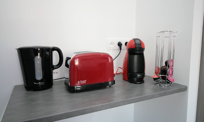 Saint-Quentin Apartment | Quiet studio with courtyard view - wifi, terrace and free parking