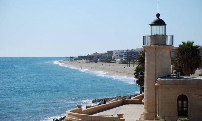 Roquetas de Mar Apartment | Quiet sunny apartment, 3 min walk to beach, communal pools, terrace, WIFI A/C TV