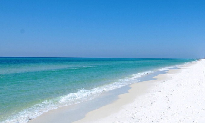 Villa Sabine Condo | Quiet, Sunny & Cheap! Walk to the Beach!n2 Night Getaways