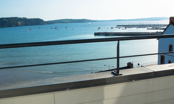 Crozon Apartment | Quiet top floor flat with sea view