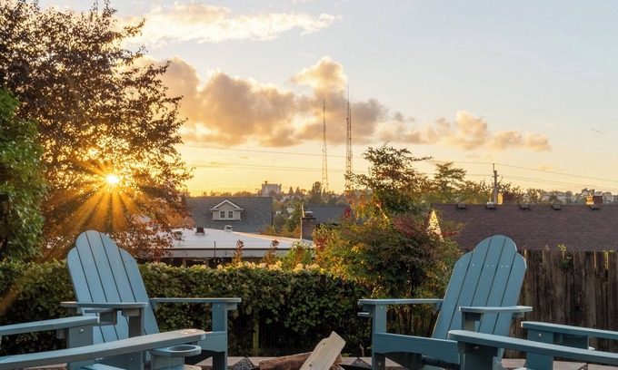 Madrona House | Quiet Urban 2BR, Walk to Lake, Cafes, Free Parking