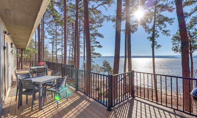 Edgemont Cottage | Quiet Waterfront Getaway w/Furnished Deck & Grill