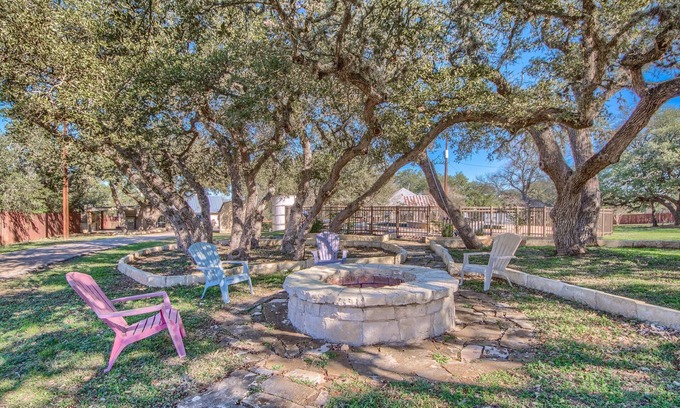 New Braunfels House | Quiet Your Mind Ot 250qm 1 Bedroom Home by RedAwning