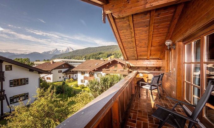 Bischofswiesen Apartment | Quietly located vacation apartment "Watzmann Family" with balcony and magnificent mountain views