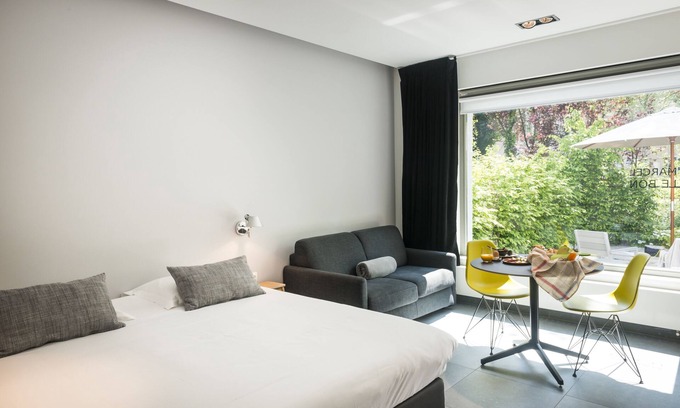 Ghent Condo | Quietly located luxury one-room flat on the ground floor with garden and free private parking