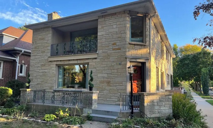 Bay View House | Quincy Estate 5BR/3BA for Family Stays with Fireplace Park Views & Parking