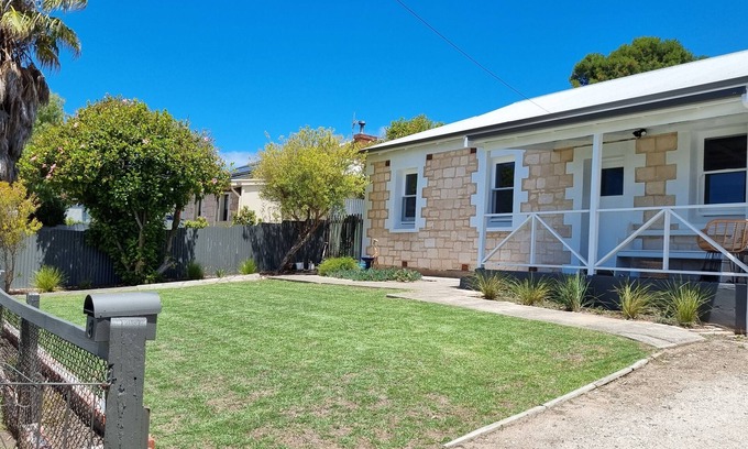 Port Lincoln House | Quirky Pet friendly Historic Railway Cottage. Centre of town!