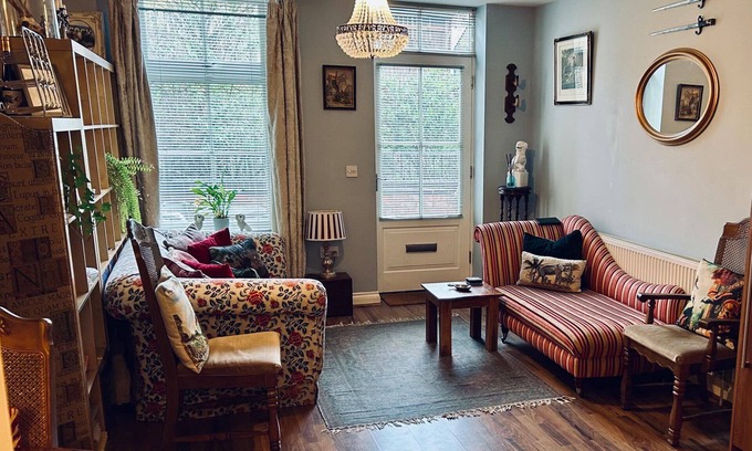 Macclesfield Apartment | Quirky town centre apartment with river terrace