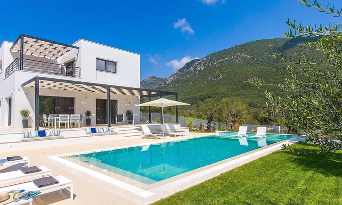 Chalikounas Villa | R 1384 Paradisun Villa with BBQ (charcoal), Garden & Sun loungers