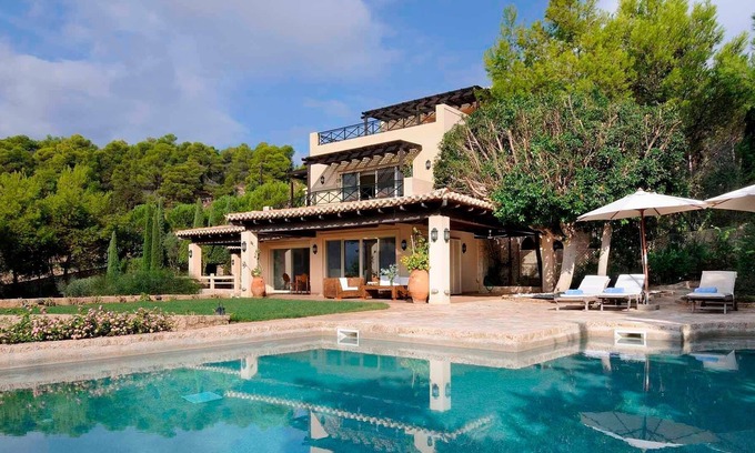 Nafplion City Centre Villa | R 1470 Calma Villa with BBQ (2), Fireplace & Mini gym.