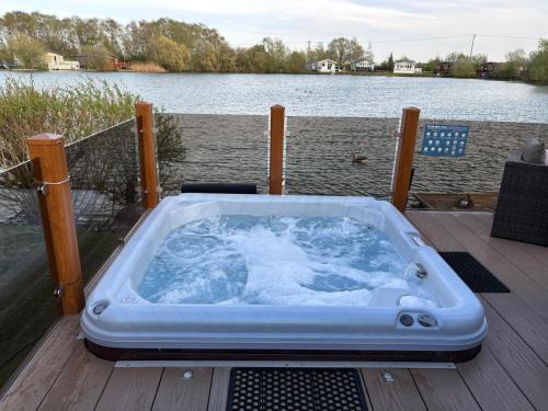 Tattershall House | Rachels Luxury Tattershall Hot Tub & Fishing Retreat