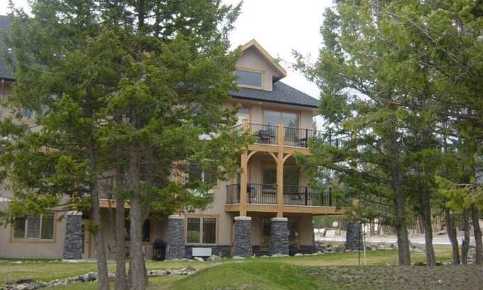 East Kootenay Resort | RADIUM HOT SPRINGS - INCREDIBLE MOUNTAIN SCENERY AND WILDLIFE