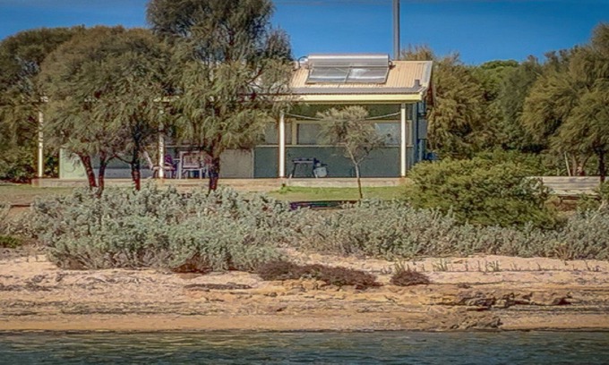 Lake Wangary House | Railway Shack 2 - Beachfront Location at a Budget Price.