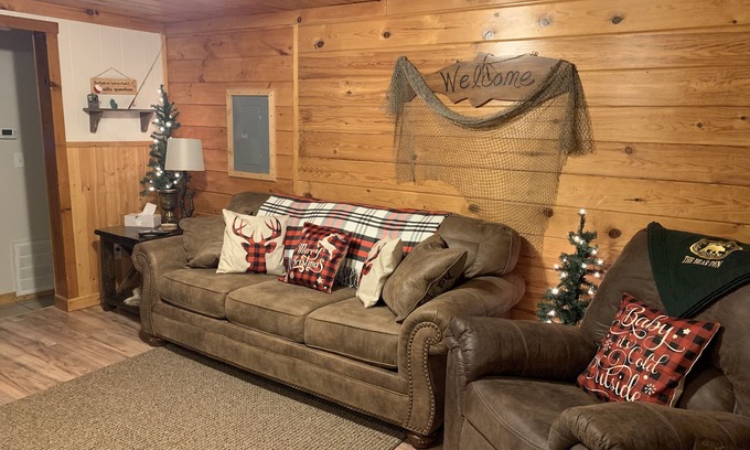 Wellston Hotel | Rainbow Room The Black Bear Inn! Satellite, WiFi, Near River/Trails