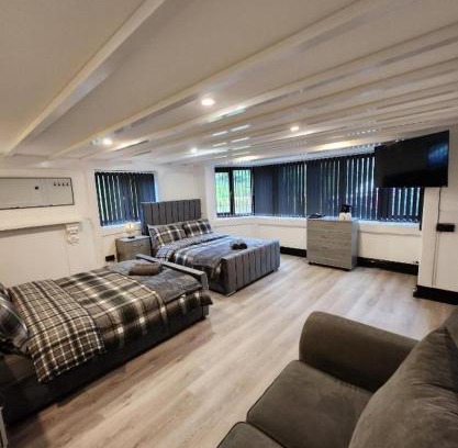 Manchester House | Rainsough Cottage Guest House - Sleeps upto 8 with ensuite - Free Parking & WiFi