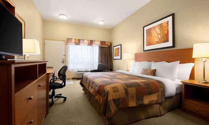 Drayton Valley Hotel | Ramada by Wyndham Drayton Valley