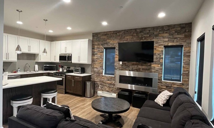 Georgetown House | Rambler's Retreat/Sleeps 8/Lakefront View