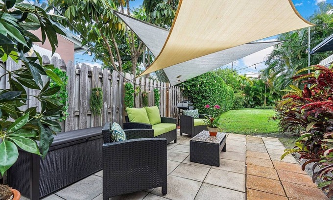 Lake Worth House | Ranch Style w/King Bed, Guitar, BBQ, Bar cart - $1 rides to Beach & Downtown