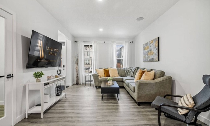 Southeast Calgary Apartment | Rangeview Retreat | A/C | Dogs Ok | Modern | Large