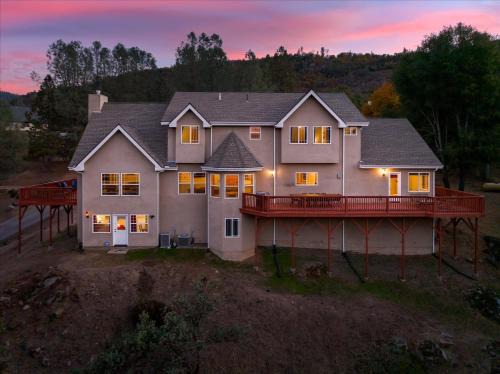 Oakhurst House | Rathore Von Liecthi Lodge with spaarcade roomplayground and more